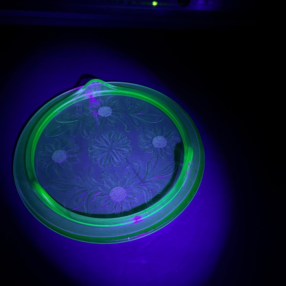 1930s Vtg Jeanette Green Depression GLOW Glass Sunflower Footed Cake Plate 10" - Picture 4 of 16
